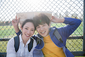 快乐的青年大学生照片