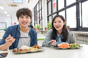 大学生在食堂里用餐照片