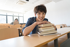 大学生在教室里学习图片