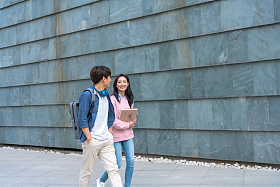 大学生情侣在校园