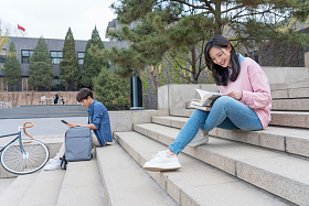 大学生在校园里学习图片