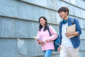 大学生情侣在校园里图片