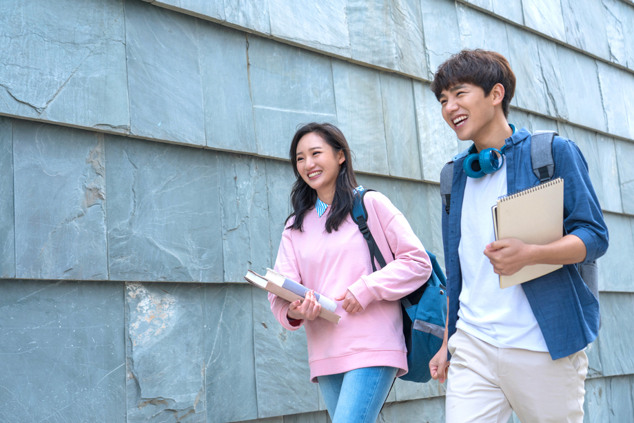 大学生情侣在校园里图片 大学生情侣在校园里图片