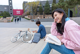 大学生在校园里学习图片