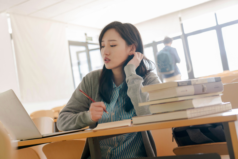 大学生在教室里学习图片