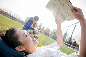 青年大学生在校园里学习