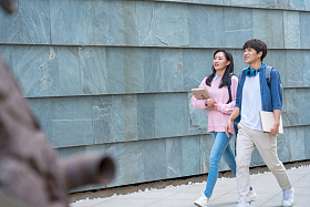 大学生情侣在校园里图片