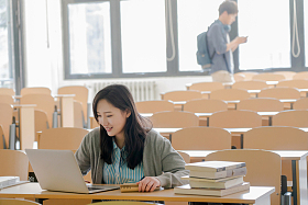 大学生在教室里学习图片