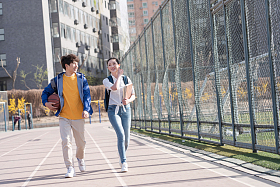 大学生情侣在校园里照片