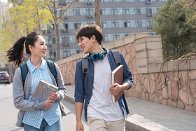 大学生情侣在校园里图片