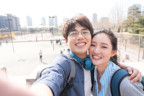 快乐的青年大学生情侣图片