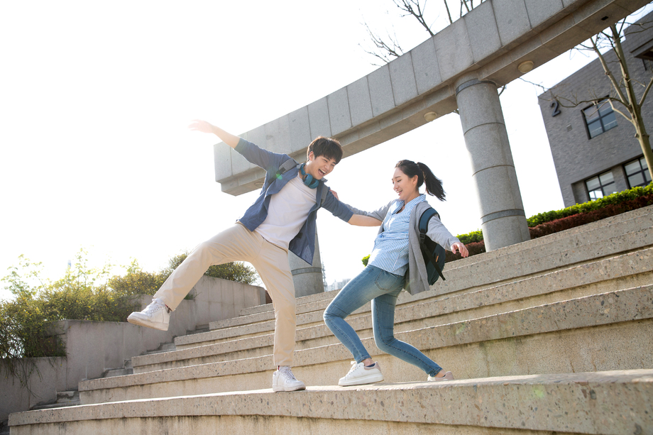 快乐的大学生情侣 快乐的大学生情侣