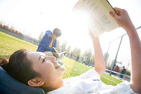 青年大学生在校园里学习照片