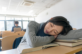 疲劳的大学生在教室里睡觉