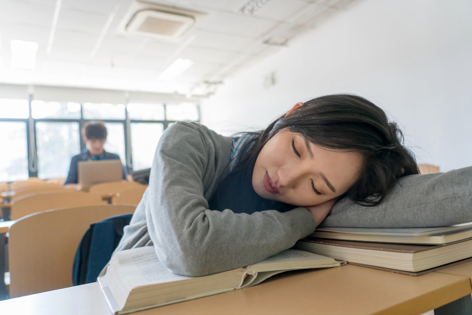 疲劳的大学生在教室里睡觉