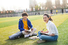 青年大学生在校园里学习图片
