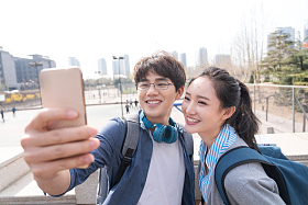 快乐的青年大学生情侣图片