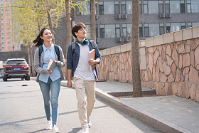 大学生情侣在校园里照片