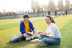 青年大学生在校园里学习图片