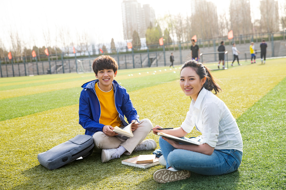 青年大学生在校园里学习图片