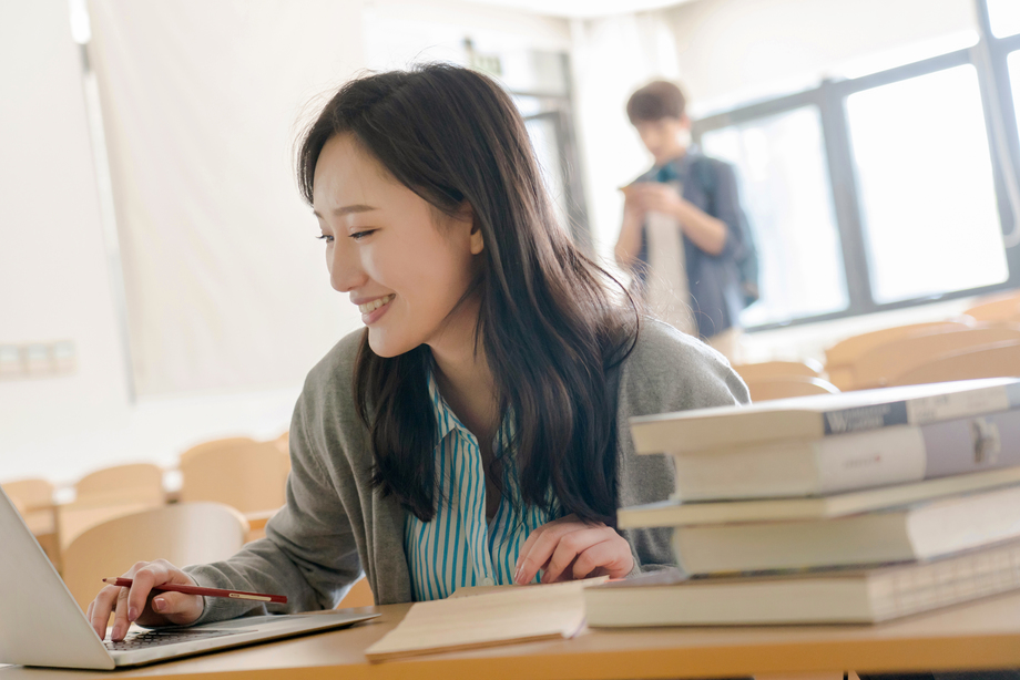 大学生在教室里学习