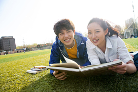 大学生情侣在校园里学习图片