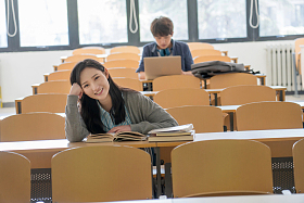 大学生在教室里学习图片