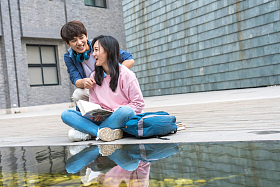 大学生情侣在校园里学习图片