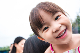 快乐微笑的东方儿童