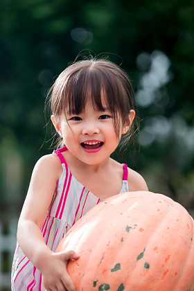 东方儿童搬运南瓜图片