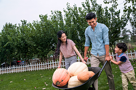 东方三口之家绿色生活图片