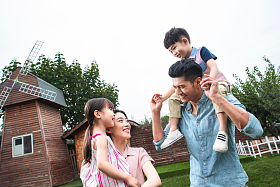 快乐的一家四口图片