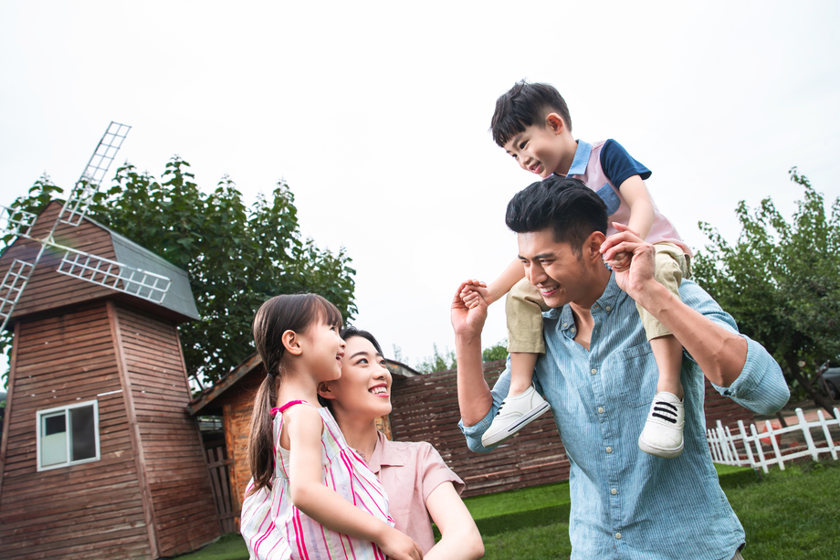 快乐的一家四口图片