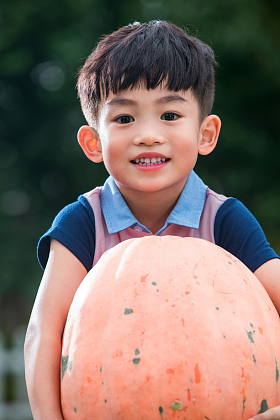 东方儿童抱南瓜