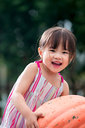 东方儿童抱南瓜图片