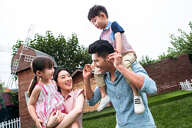 快乐的一家四口图片