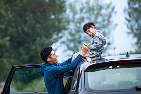 快乐的东方父子图片