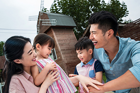 快乐的一家四口图片