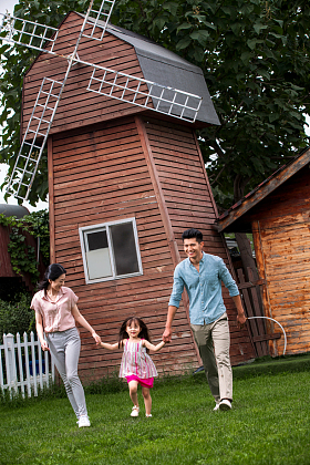 快乐三口之家在草地上奔跑图片