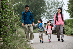 幸福家庭户外郊游