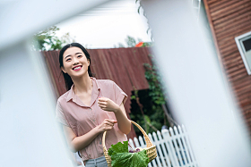 东方女青年农庄采摘