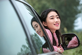 青年女人坐在车