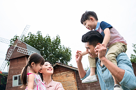 快乐的一家四口照片