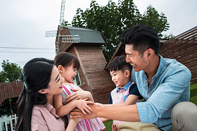 快乐的一家四口图片