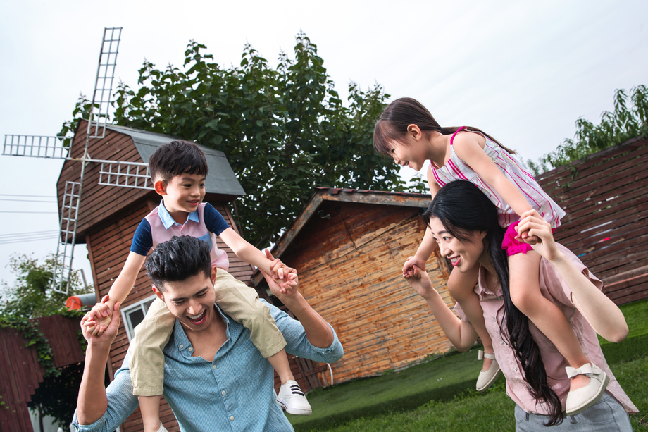 快乐的一家四口照片