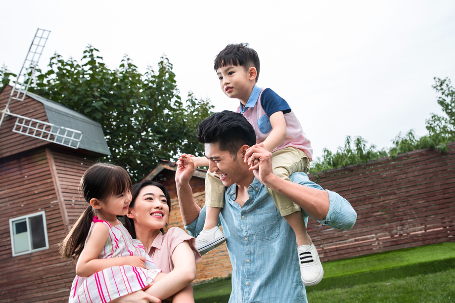 快乐的一家四口图片