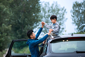 快乐的东方父子图片