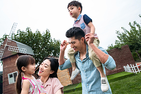 快乐的一家四口图片