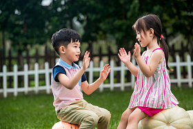 东方儿童玩耍照片