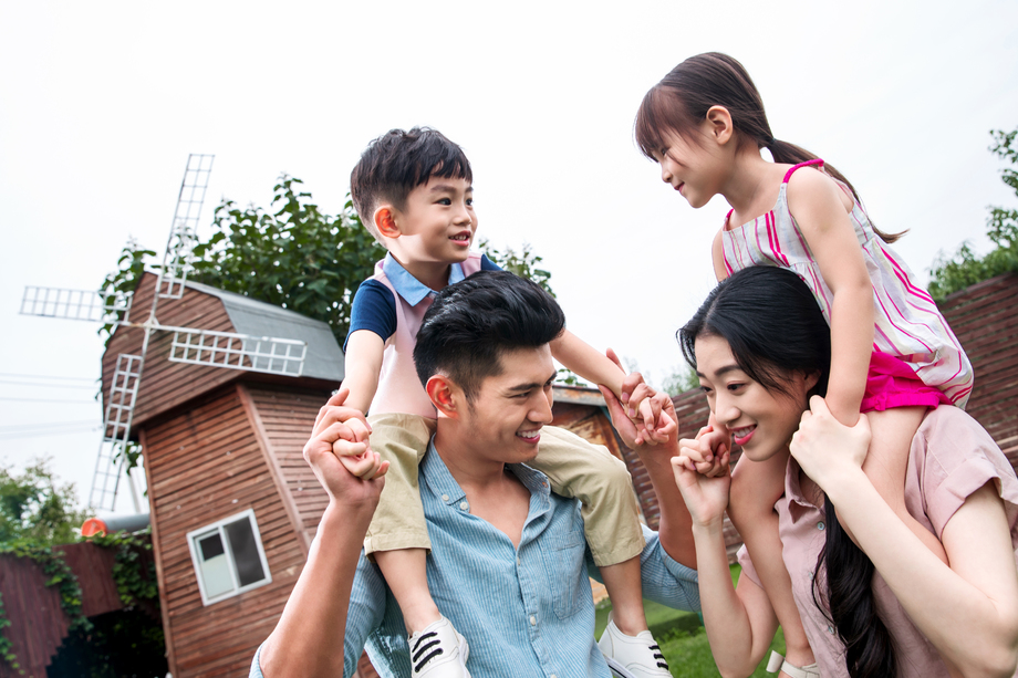 快乐的一家四口图片